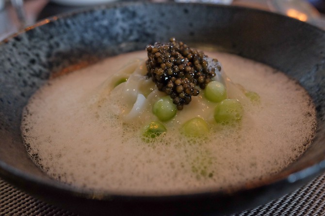Danske blæksprutter med caviar, champagnesmør og agurk