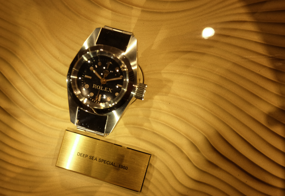 Anno 1960 - og uret er testet ned til 10.916 meter vand.