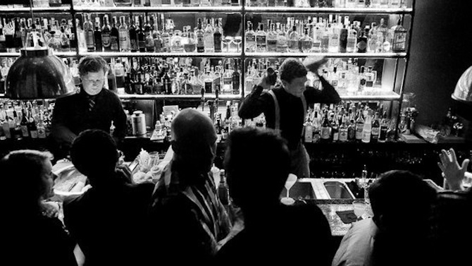 Da jeg rumsterede med fotoet her, dukkede der en indlejret tekst op, som lyder: JOURNEYS: COPENHAGEN - A Cocktail Wave Floods a City Built on Beer.  The Union Bar, the tree bartenders are always busy on a friday night mixing cocktails.