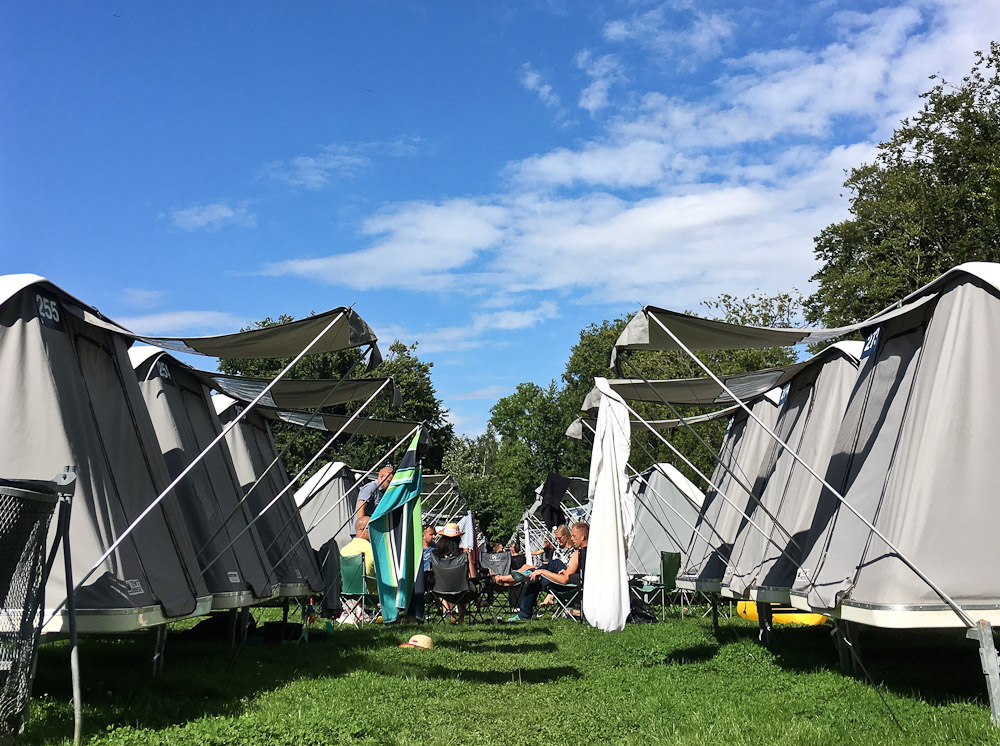 En lejr under en musikfestival i nærheden af Skanderborg 