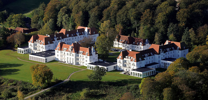 Hotellet ligger tæt ved skov og vand i Danmarks mest kuperede terræn