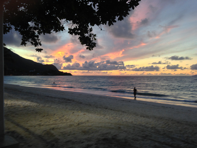 Solen går ned på Seychellerne. Billedet er taget på Beau Vallon beach.