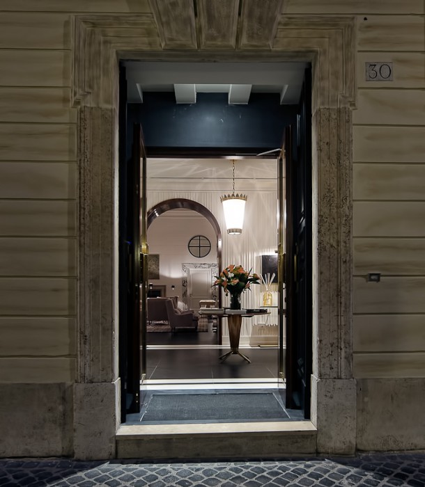 Indgangen til J.K. Place Roma kan være svær at få øje på. Men bag den diskrete glasdør gemmer sig et luksuriøst interiør. 