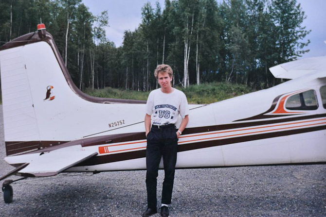 Jimmy som 21-årig ved et Cessna 185 halehjulsfly