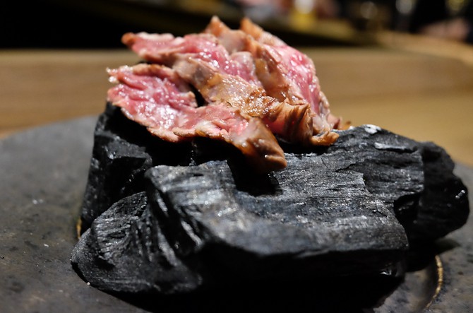 Kobe kød a la slaget fra dyret. Det stykke kød er rigt på fedt. Og sikke en smag i øvrigt. 