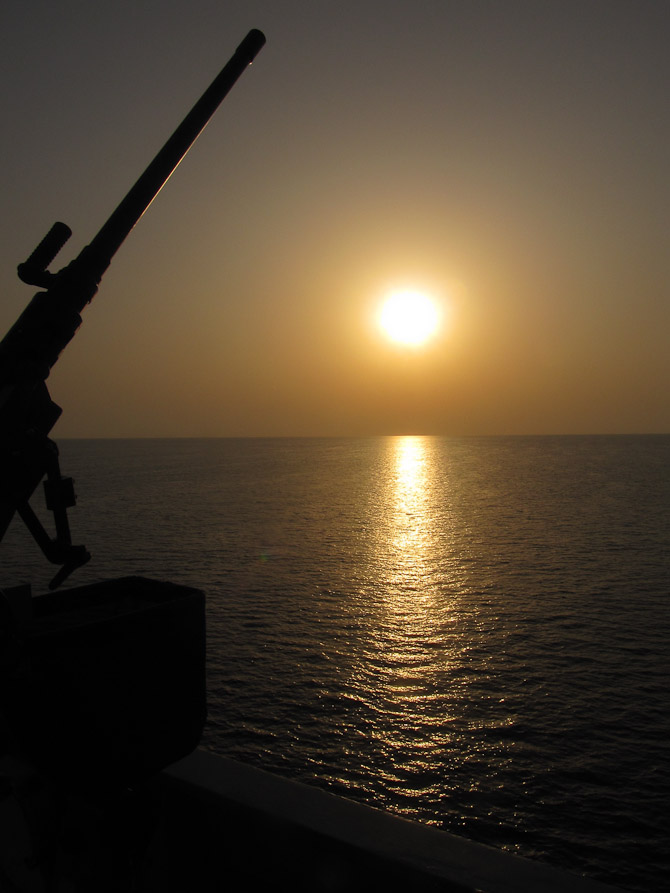 Solopgang i det Indiske Ocean, TMG (tungt maskingevær) ses til venstre.