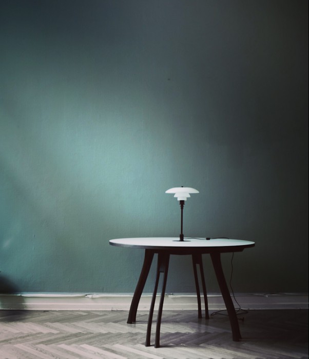 En klassisk lampe og et kommende bord