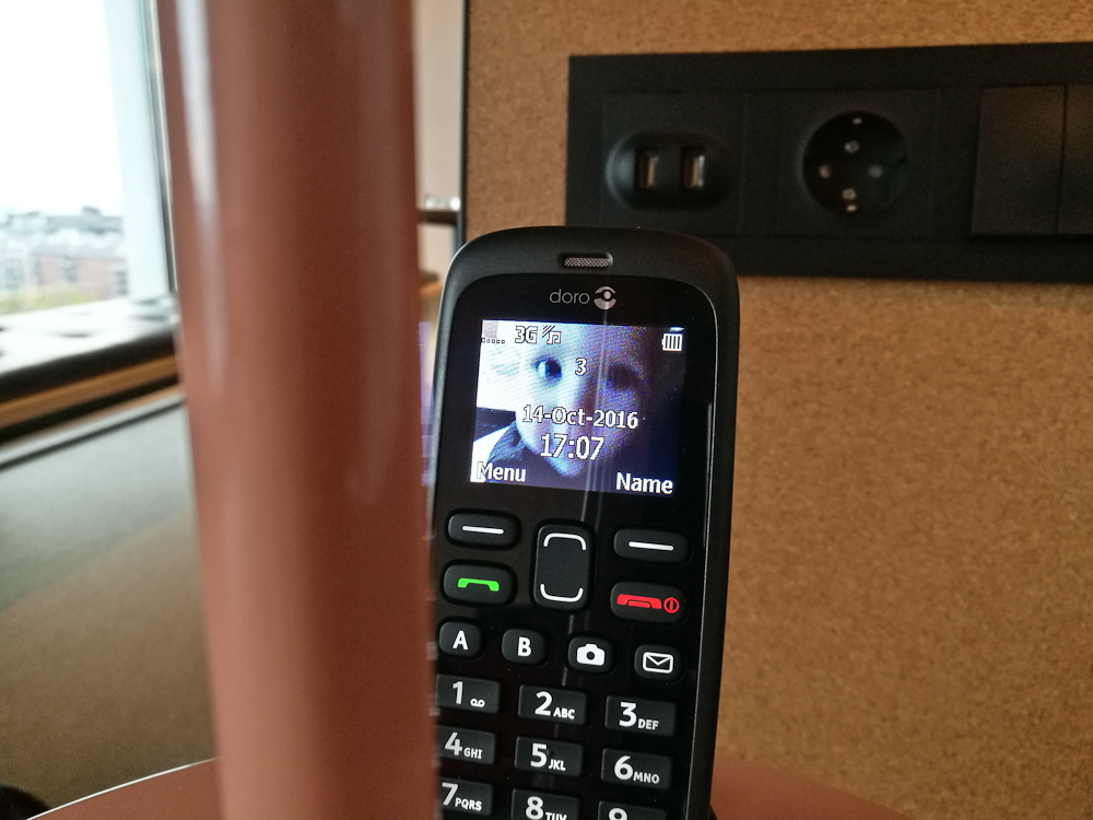 Ryger du ind på værelse 1112, skal du vide, at min søn er placeret som baggrund på telefonen. Så længe det varer. 