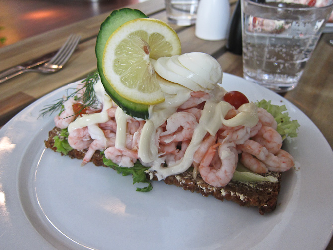 Så er der lunch. Det hedder frokost på svensk. Frokost på svensk er nemlig morgenmad. 