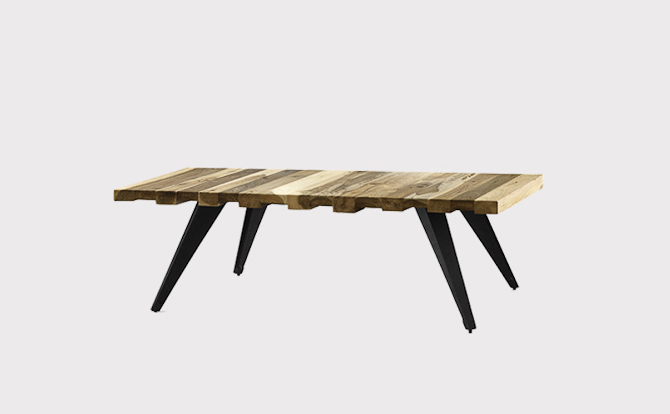 Mill Lounge bordet er lavet af genbrugs teaktræ og ditto aluminium til benene. Længde: 120 cm. Bredde: 75 cm. Højde: 40 cm  